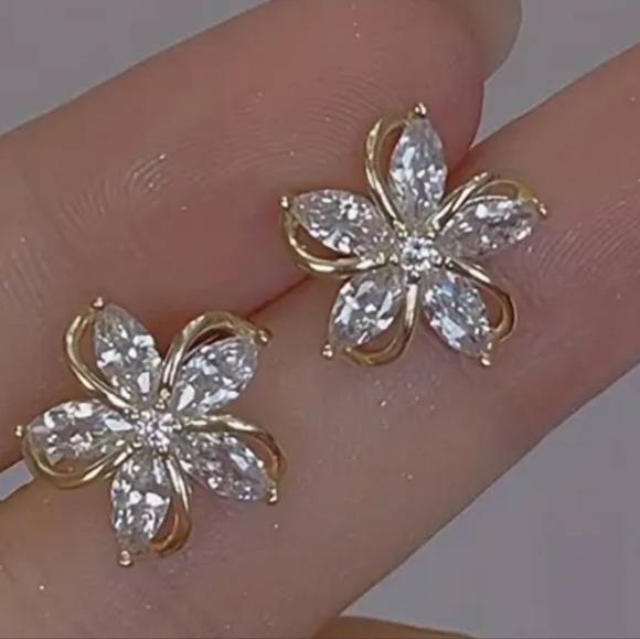 Jewelry - Elegant Floral Earrings